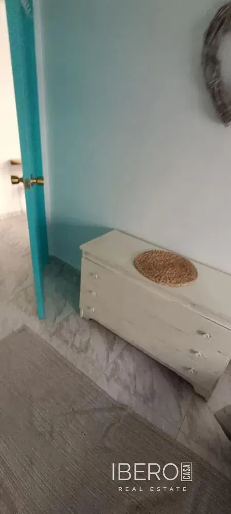 Wohnzimmer; holzboden, tageslicht, moderner stil, hohe decken