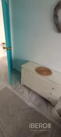 Σαλόνι; ξύλινο πάτωμα, φυσικό φως, μοντέρνο στυλ, ψηλά ταβάνια