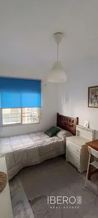 Σαλόνι; ξύλινο πάτωμα, φυσικό φως, μοντέρνο στυλ, ψηλά ταβάνια