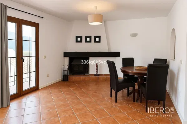 Σαλόνι; ξύλινο πάτωμα, φυσικό φως, μοντέρνο στυλ, ψηλά ταβάνια