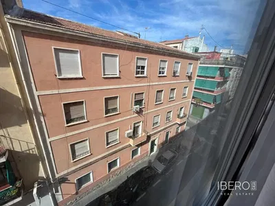 Salon; podłoga drewniana, światło dzienne, styl nowoczesny, wysokie sufity