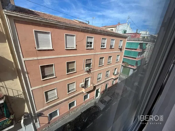 Woonkamer; houten vloer, natuurlijk licht, moderne stijl, hoge plafonds