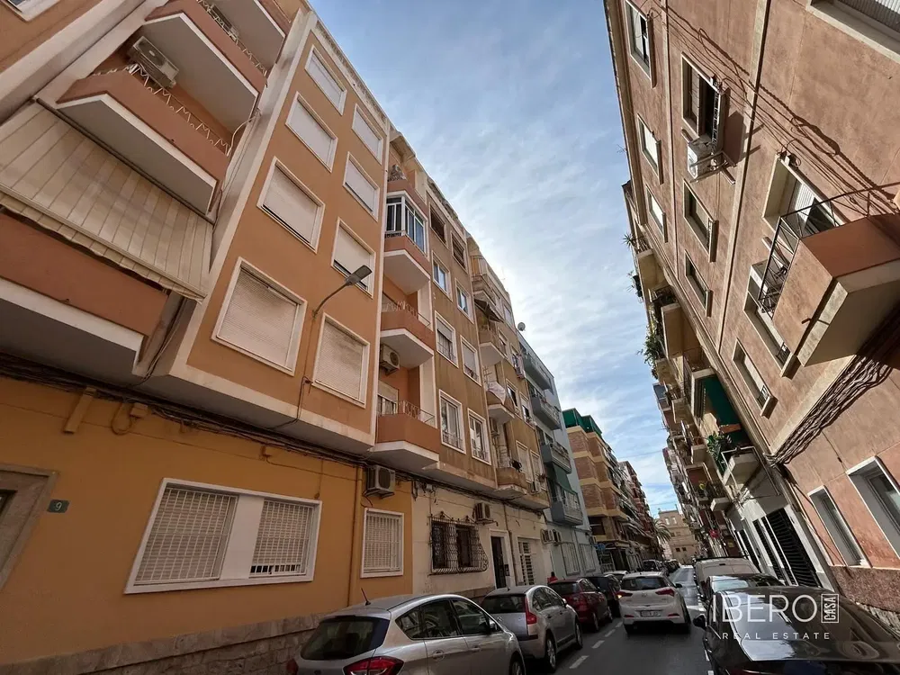 Salon; podłoga drewniana, światło dzienne, styl nowoczesny, wysokie sufity