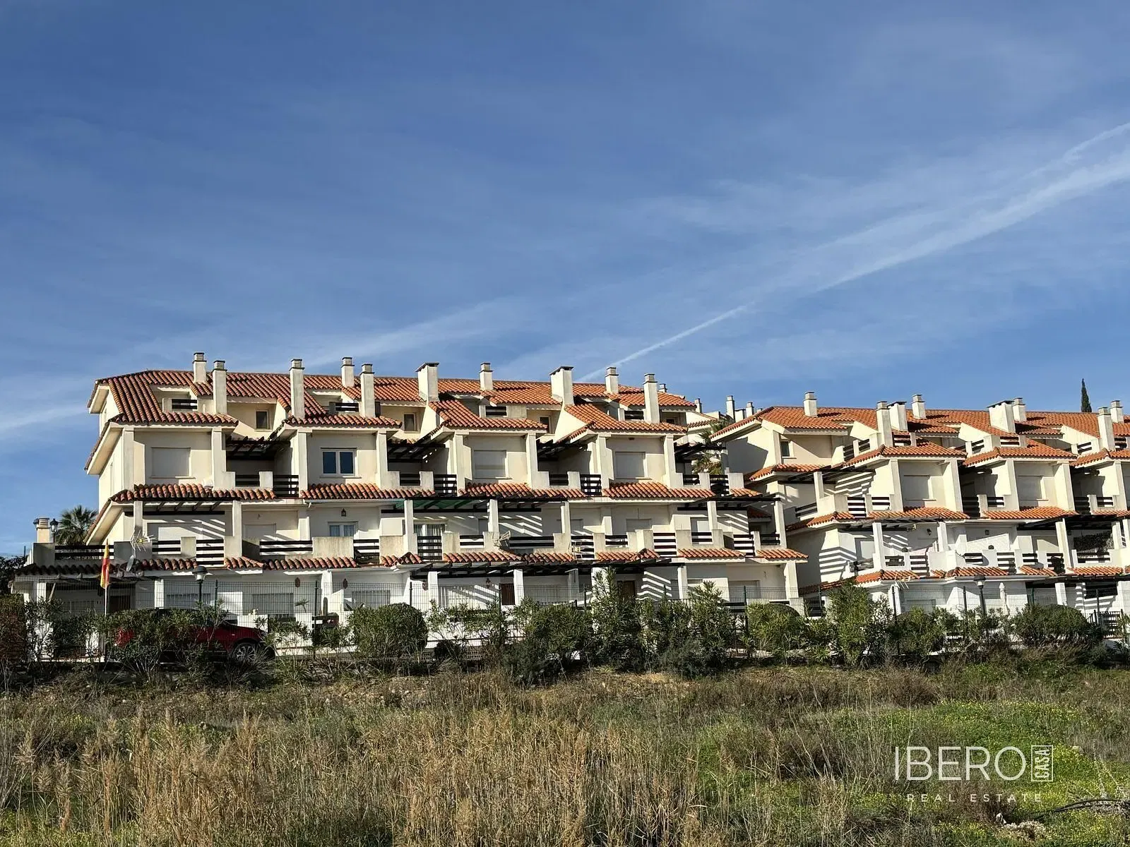 Σαλόνι; φυσικό φως, ξύλινο πάτωμα, μοντέρνο στυλ, ψηλά ταβάνια