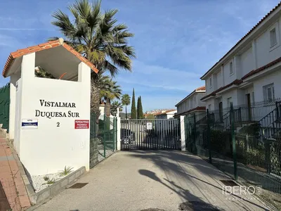 Σαλόνι; ξύλινο πάτωμα, φυσικό φως, μοντέρνο στυλ, ψηλά ταβάνια