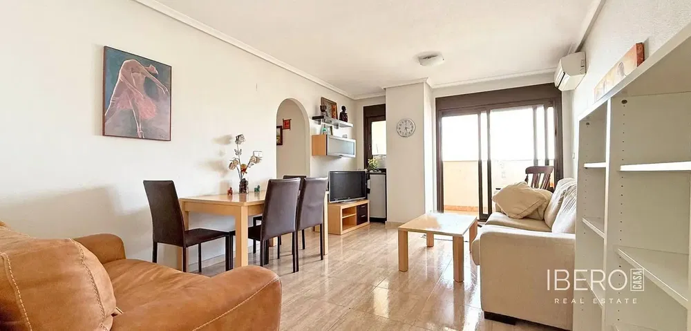 Σαλόνι; ξύλινο πάτωμα, φυσικό φως, μοντέρνο στυλ, ψηλά ταβάνια