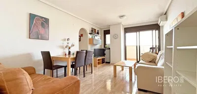 Σαλόνι; ξύλινο πάτωμα, φυσικό φως, μοντέρνο στυλ, ψηλά ταβάνια