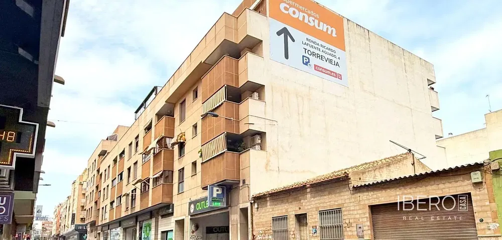 Σαλόνι; ξύλινο πάτωμα, φυσικό φως, μοντέρνο στυλ, ψηλά ταβάνια