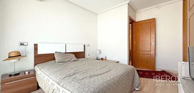 Σαλόνι; ξύλινο πάτωμα, φυσικό φως, μοντέρνο στυλ, ψηλά ταβάνια