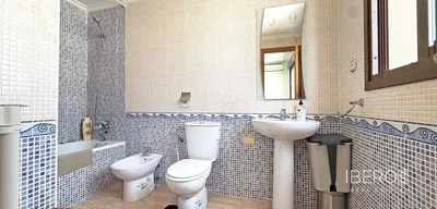 Σαλόνι; ξύλινο πάτωμα, φυσικό φως, μοντέρνο στυλ, ψηλά ταβάνια