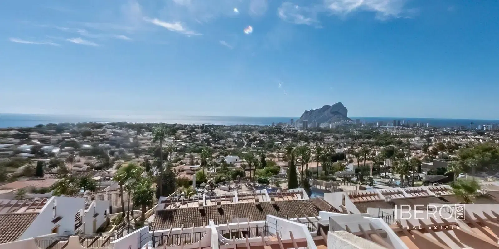 Σαλόνι; ξύλινο πάτωμα, φυσικό φως, μοντέρνο στυλ, ψηλά ταβάνια