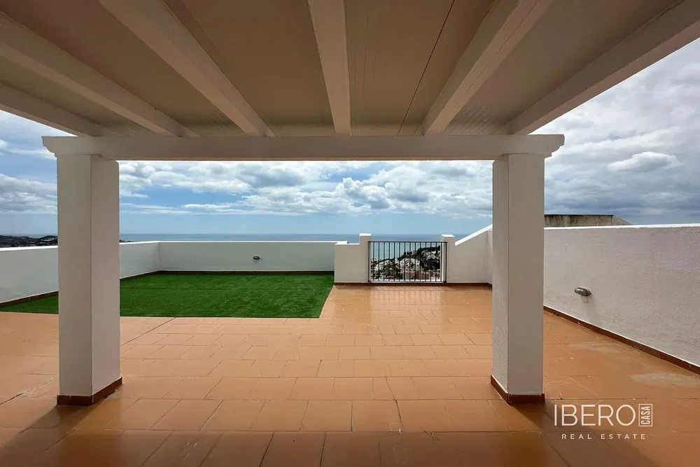 Soggiorno; pavimento in legno, luce naturale, stile moderno, soffitti alti