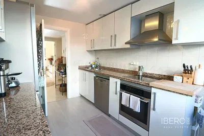 Soggiorno; pavimento in legno, luce naturale, stile moderno, soffitti alti