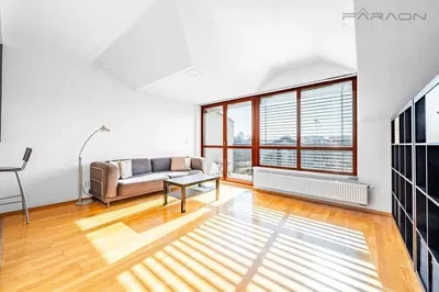 Σαλόνι; ξύλινο πάτωμα, φυσικό φως, μοντέρνο στυλ, ψηλά ταβάνια