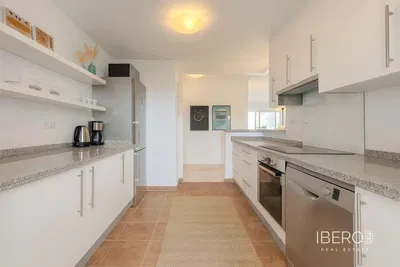 Sala de estar; chão de madeira, luz natural, estilo moderno, teto alto