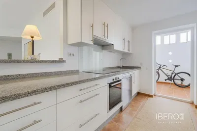 Sala de estar; chão de madeira, luz natural, estilo moderno, teto alto