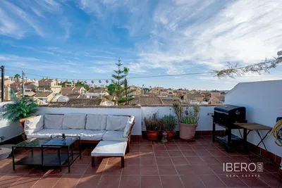 Дневна соба; дрвени под, природно светло, модерни стил, високи плафони