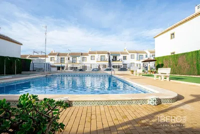 Дневна соба; дрвени под, природно светло, модерни стил, високи плафони