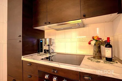 Дневна соба; дрвени под, природно светло, модерни стил, високи плафони