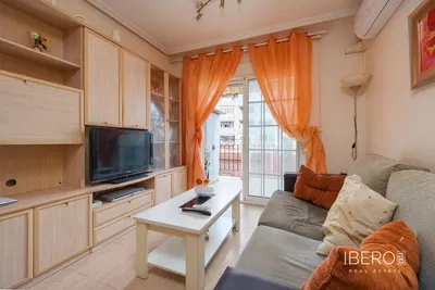 Дневна соба; дрвени под, природно светло, модерни стил, високи плафони