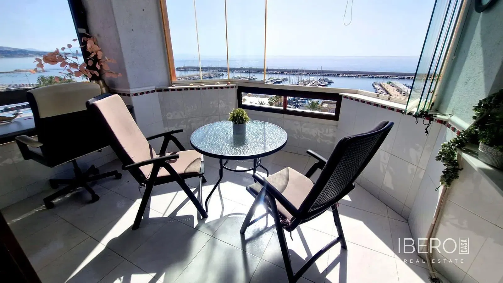 غرفة معيشة; أرضية خشبية, ضوء طبيعي, أسلوب عصري, أسقف عالية