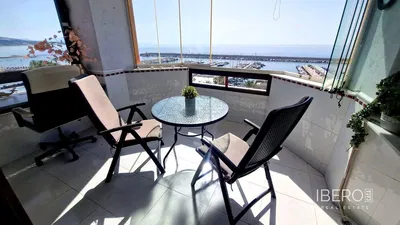 غرفة معيشة; أرضية خشبية, ضوء طبيعي, أسلوب عصري, أسقف عالية