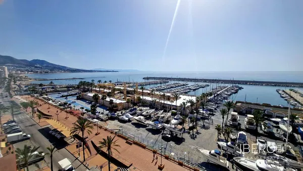 غرفة معيشة; أرضية خشبية, ضوء طبيعي, أسلوب عصري, أسقف عالية