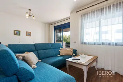 Salon; podłoga drewniana, światło dzienne, styl nowoczesny, wysokie sufity