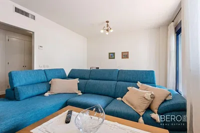 Salon; podłoga drewniana, światło dzienne, styl nowoczesny, wysokie sufity