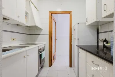 Obývací pokoj; dřevěná podlaha, přirozené světlo, moderní styl, vysoké stropy