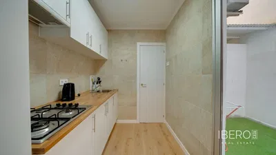 Salon; podłoga drewniana, światło dzienne, styl nowoczesny, wysokie sufity