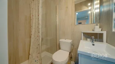 Salon; podłoga drewniana, światło dzienne, styl nowoczesny, wysokie sufity