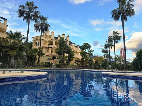 Dnevni boravak; drveni pod, prirodna svjetlost, moderan stil, visoki stropovi