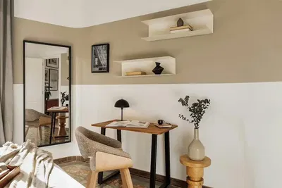 Living room; wood floor, natural light, modern style, high ceiling