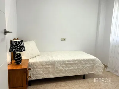 Obývací pokoj; dřevěná podlaha, přirozené světlo, moderní styl, vysoké stropy