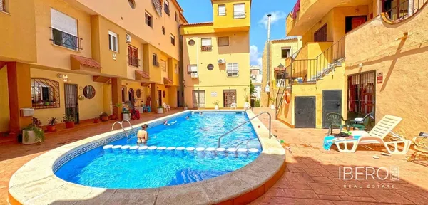 Obývací pokoj; dřevěná podlaha, přirozené světlo, moderní styl, vysoké stropy