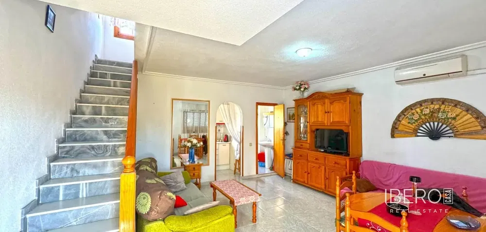 Obývací pokoj; dřevěná podlaha, přirozené světlo, moderní styl, vysoké stropy