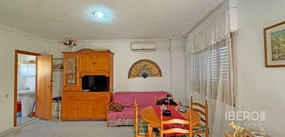 Obývací pokoj; dřevěná podlaha, přirozené světlo, moderní styl, vysoké stropy