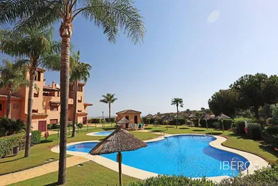 Salon; podłoga drewniana, światło dzienne, styl nowoczesny, wysokie sufity