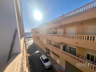 Oturma odası; ahşap zemin, doğal ışık, modern stil, yüksek tavan