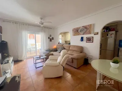 Oturma odası; ahşap zemin, doğal ışık, modern stil, yüksek tavan