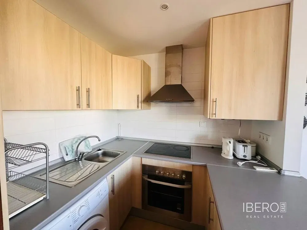 Oturma odası; ahşap zemin, doğal ışık, modern stil, yüksek tavan