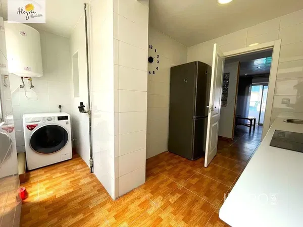 Dnevna soba; drveni pod, prirodno svjetlo, moderni stil, visoki plafoni