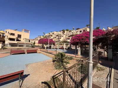 Oturma odası; ahşap zemin, doğal ışık, modern stil, yüksek tavan