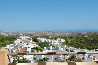 Salon; podłoga drewniana, światło dzienne, styl nowoczesny, wysokie sufity