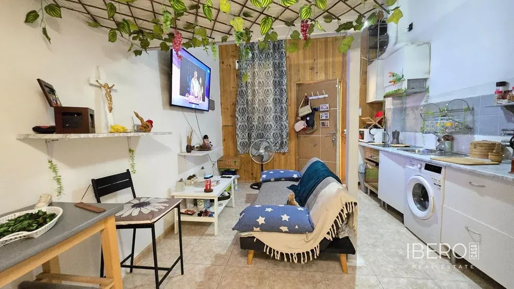 Wohnzimmer; holzboden, tageslicht, moderner stil, hohe decken