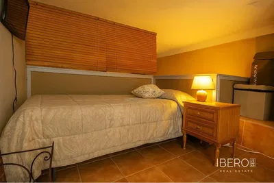 Wohnzimmer; holzboden, tageslicht, moderner stil, hohe decken