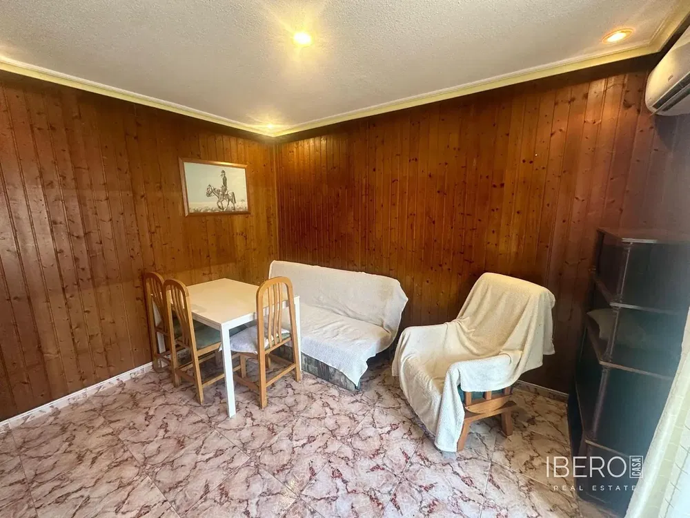 Obývací pokoj; dřevěná podlaha, přirozené světlo, moderní styl, vysoké stropy