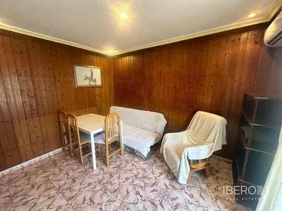 Obývací pokoj; dřevěná podlaha, přirozené světlo, moderní styl, vysoké stropy