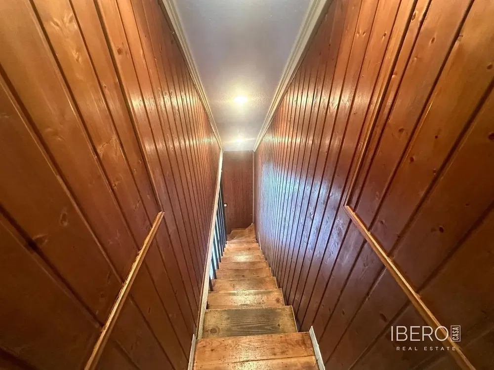 Obývací pokoj; dřevěná podlaha, přirozené světlo, moderní styl, vysoké stropy